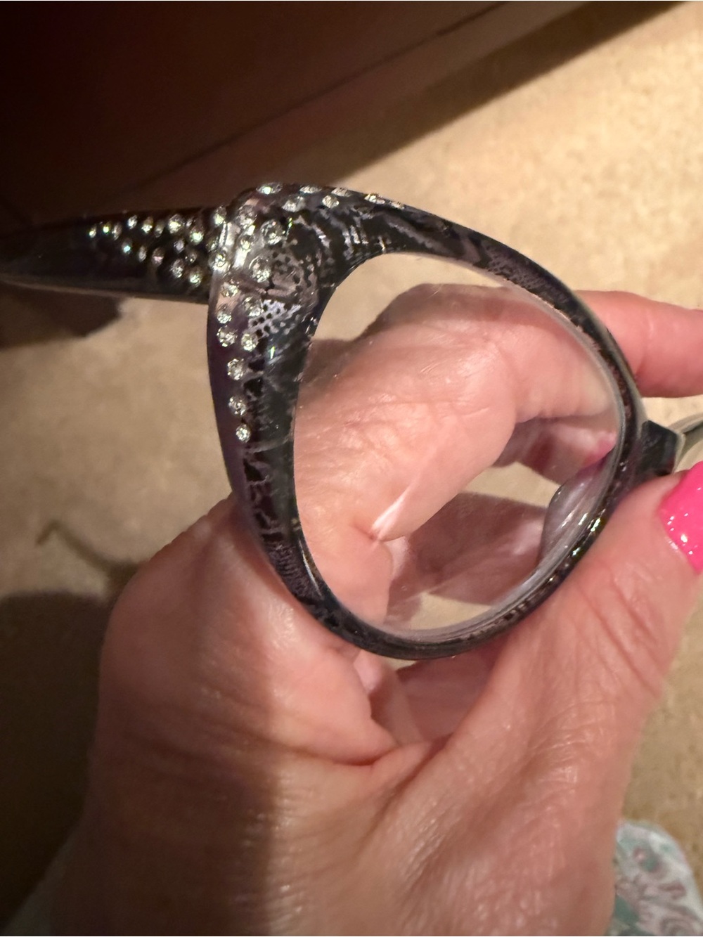 Foster Grant Sofia Vergara Silver Frame Reading Glasses with Leopard Case - Picture 5 of 5